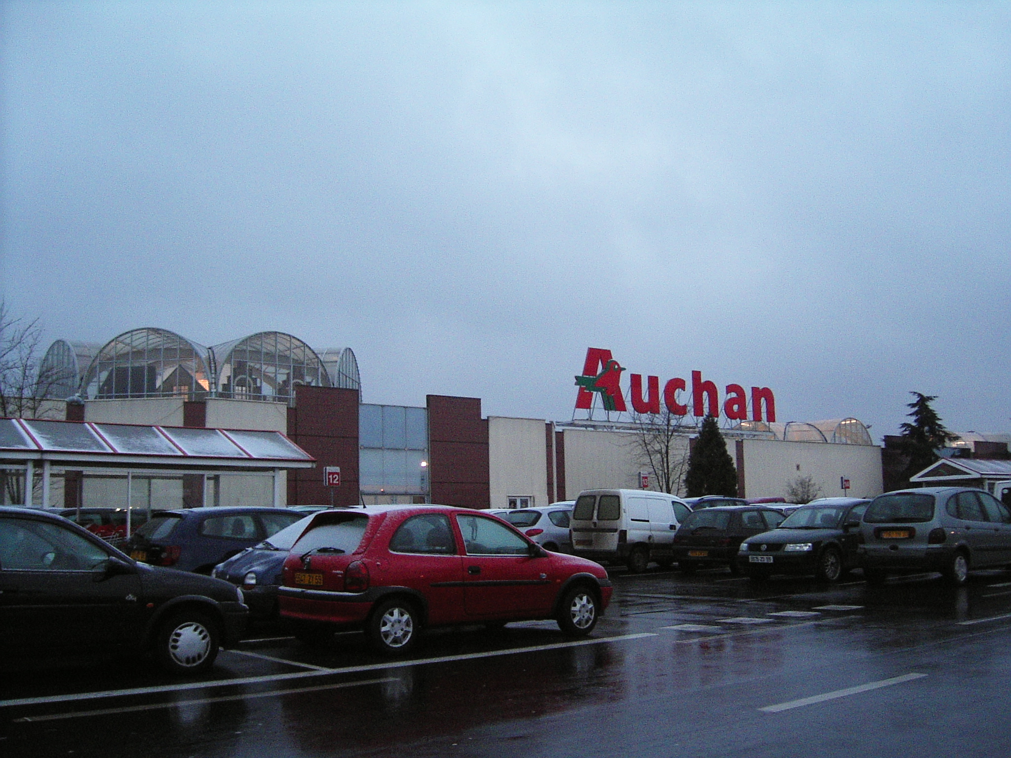 Retailers in France, hypermarket Auchan